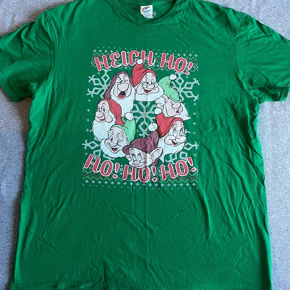 Disney Snow White & The Seven Dwarves Christmas “Ho,Ho,Ho”  T-Shirt Size XL